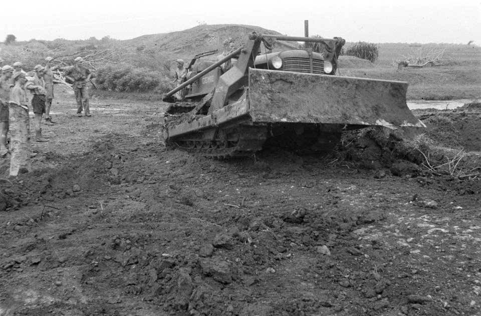 Een bulldozer van de Genie in actie, Bestanddeelnr 466-4-3