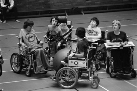 Een groepje sporters in rolstoel, Bestanddeelnr 928-1345