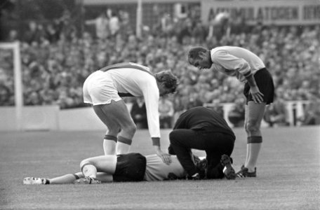 Een geblesseerde speler wordt verzorgd, Bestanddeelnr 921-6042
