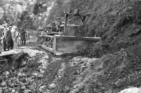 Een bulldozer wordt ingezet bij het repareren van een bergweg, Bestanddeelnr 284-4-3