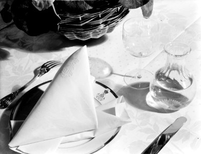 Een gedekt couvert van een dinertafel in het paleis in Laken, Bestanddeelnr 190-0636 photo