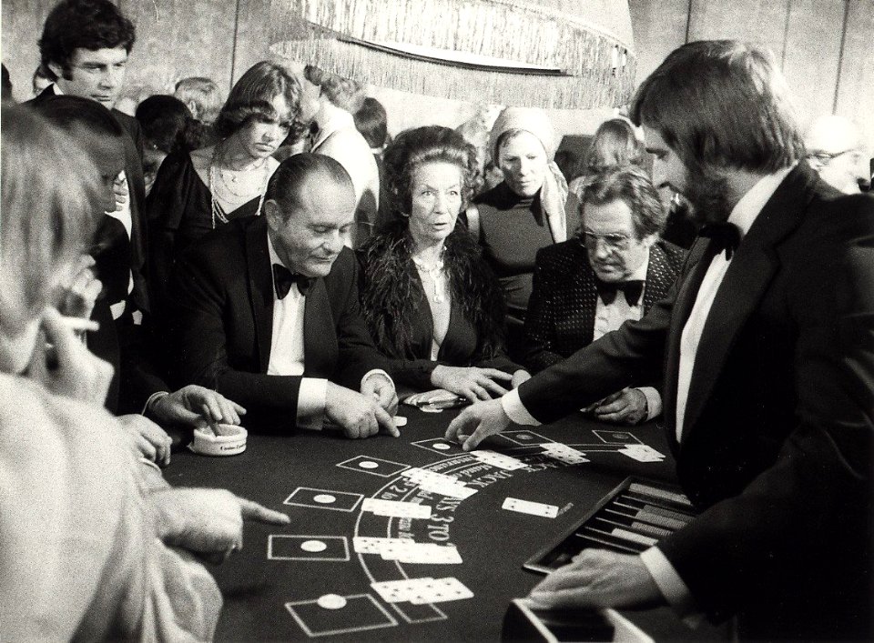 Een gokje in het Casino Zandvoort, Badhuisplein 7. Geschonken in 1986 door United Photos de Boer bv. Identificatienummer 54-005743
