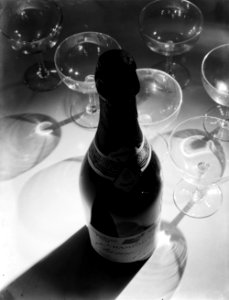 Een champagnefles met coupes, Bestanddeelnr 252-1131 photo