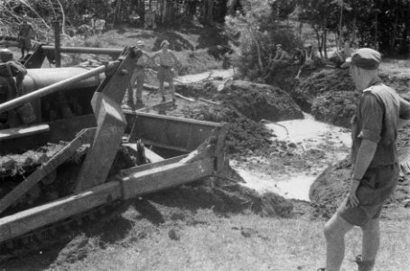 Een bulldozer aan het werk, Bestanddeelnr 477-6-2