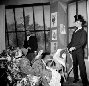 Een historisch tafereel in het museum, Bestanddeelnr 254-0101