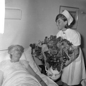 Een boeket van koningin Juliana voor Gösta von Amsberg, de moeder van prins Clau, Bestanddeelnr 917-9280