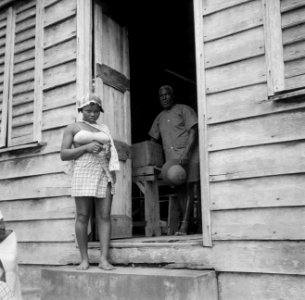 Een jonge meisje van de Evangelische Broedergemeente in Langetabbetje in Surinam, Bestanddeelnr 252-6727