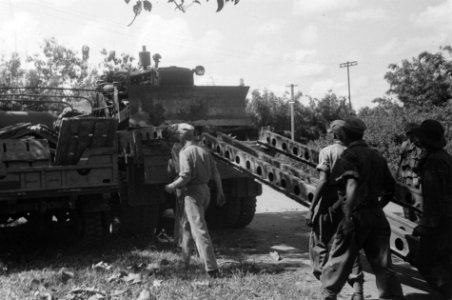 Een bulldozer staat op een oplegger, Bestanddeelnr 7293