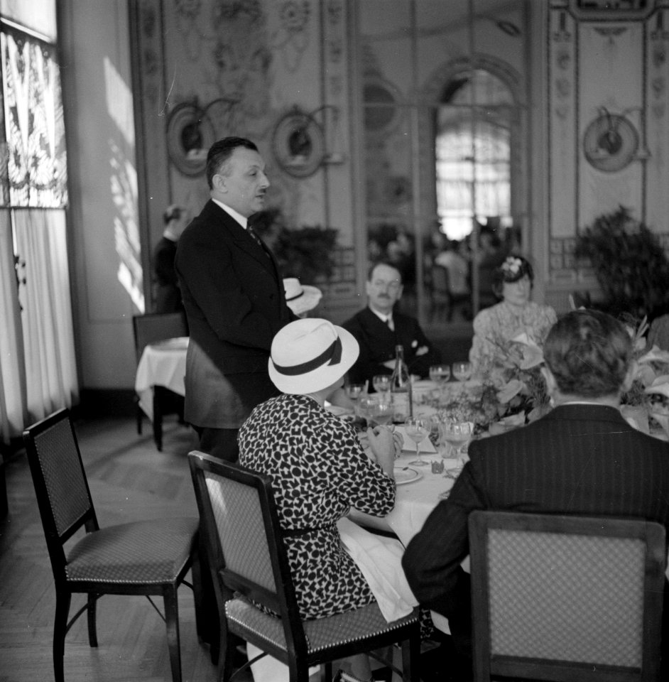 Een heer houdt een toespraak tijdens een diner, Bestanddeelnr 254-5417