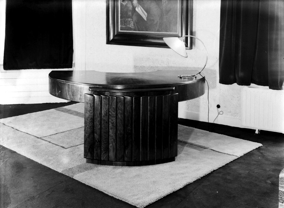 Een bureau met schemerlamp, Bestanddeelnr 189-0410
