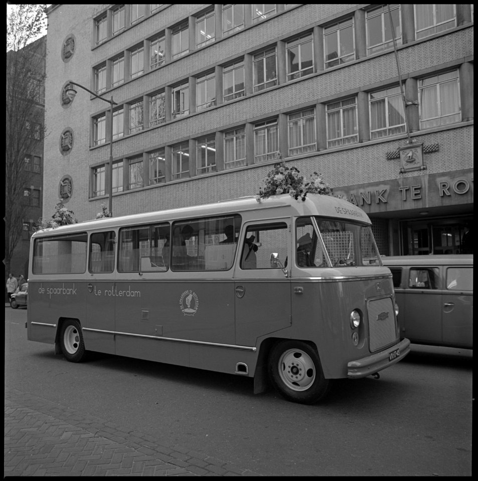 Een bus als rijdend kantoor voor klanten van de Spaarbank Rotterdam voor de ingang van het gebouw aan de Botersloot 1968
