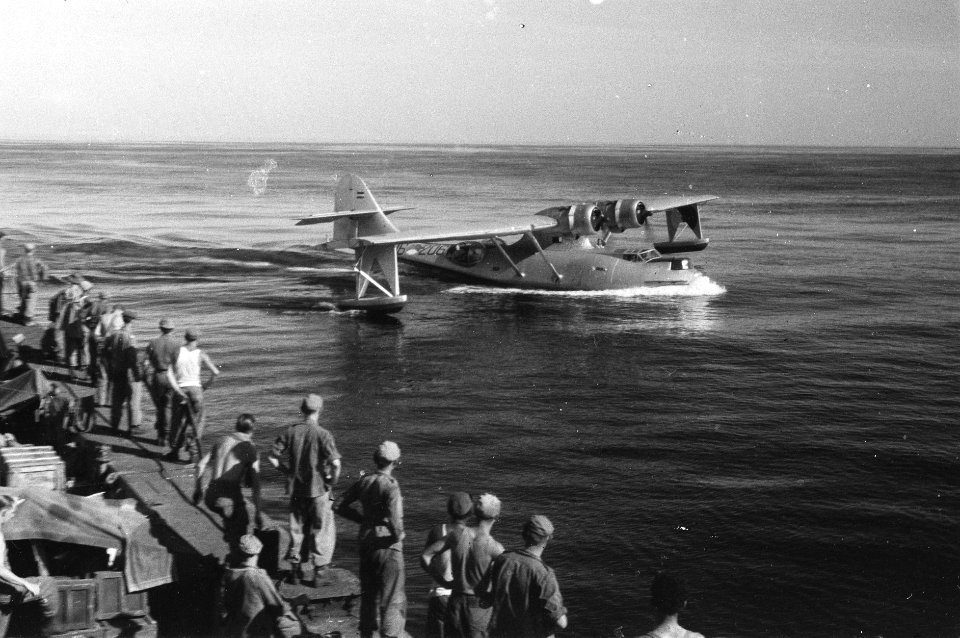 Een Catalina van de MLD strijkt neer naast de LCT's die de troepen vervoerden vo, Bestanddeelnr 2417