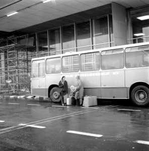 Een bus met passagiers op de voorgrond, Bestanddeelnr 926-9429
