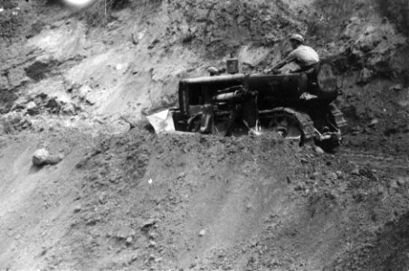 Een bulldozer bezig met het repareren van een weggedeelte, Bestanddeelnr 2742