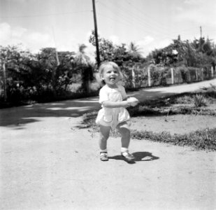 Een blond kindje op een weg in Suriname, Bestanddeelnr 252-6848