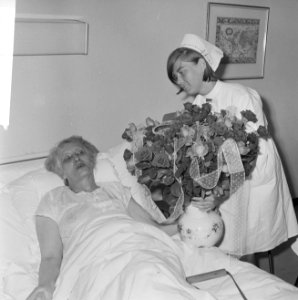 Een boeket van koningin Juliana voor Gösta von Amsberg, de moeder van prins Clau, Bestanddeelnr 917-9282
