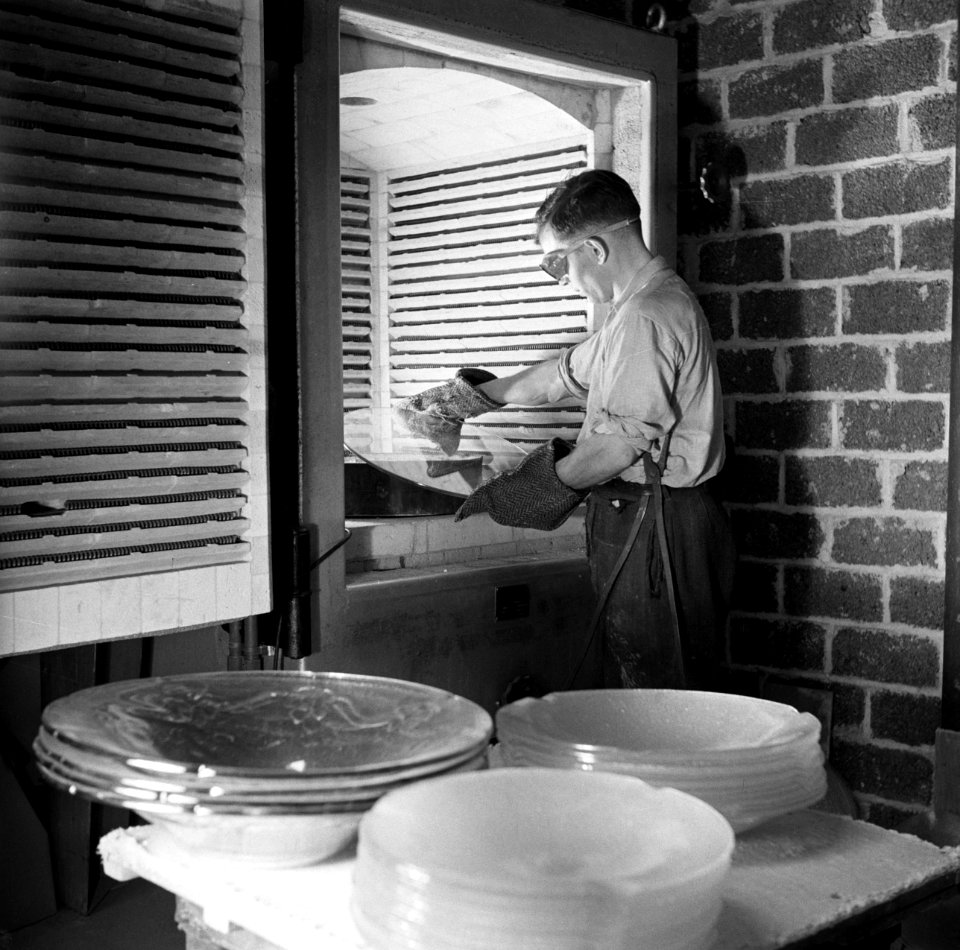 Een glazen paneel komt uit de oven, Bestanddeelnr 254-2159
