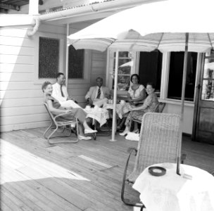 Een gezelschap op het terras van het Palacehotel aan het Gouvernementsplein in P, Bestanddeelnr 252-2211