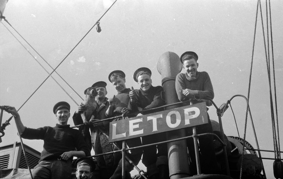 Een Britse bemanning op een Nederlandse loodsboot in de mijnenvegers haven, Bestanddeelnr 934-9933