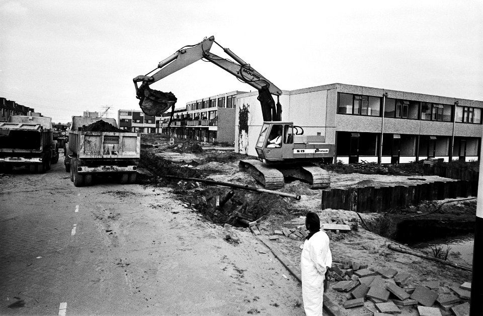 Een graafmachine gooit grond in een vrachtwagen, Bestanddeelnr 930-9487