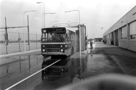 Een autobus, staande voor voor de garage, Bestanddeelnr 921-6258