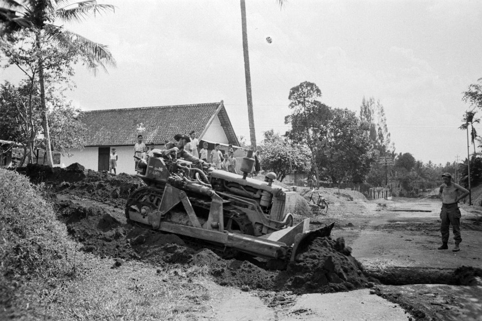 Een bulldozer in actie, Bestanddeelnr 278-1-2