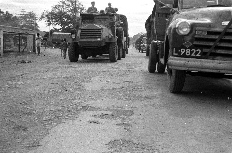 Een GM C15TA pantserwagen passeert een colonne legertrucks, Bestanddeelnr 3323