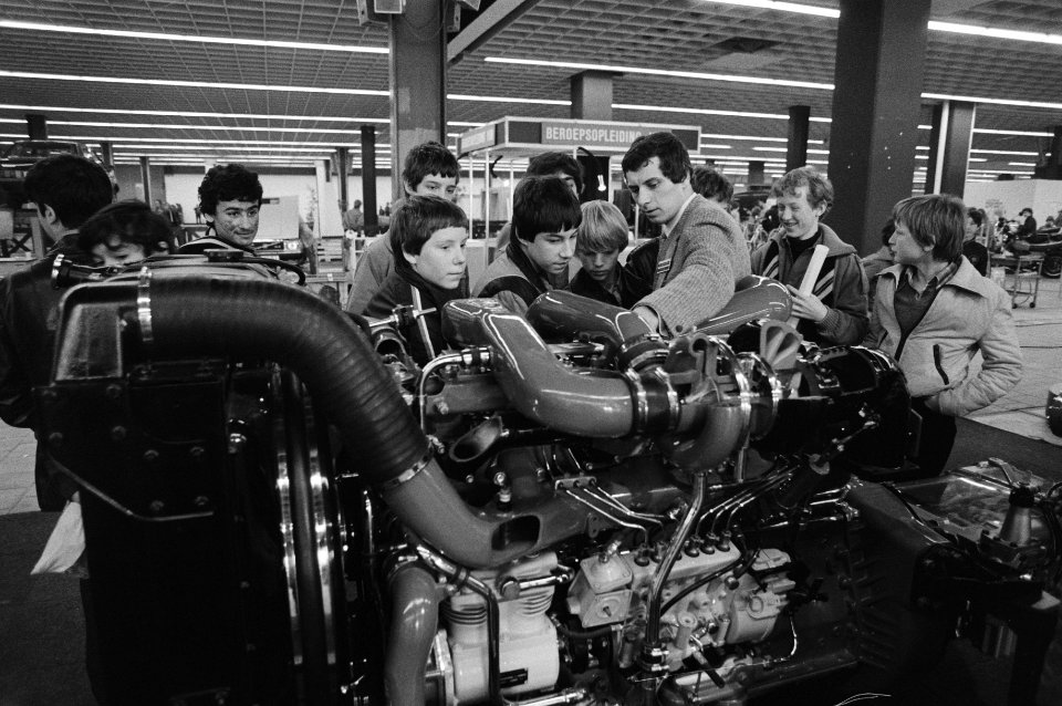 Een gids vertelt iets over een dieselmotor op de negentiende Nationale beroepenm, Bestanddeelnr 931-2824