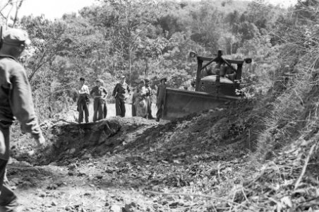 Een bulldozer wordt ingezet bij het repareren van een bergweg, Bestanddeelnr 284-4-2