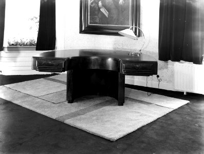 Een bureau met schemerlamp, Bestanddeelnr 189-0411
