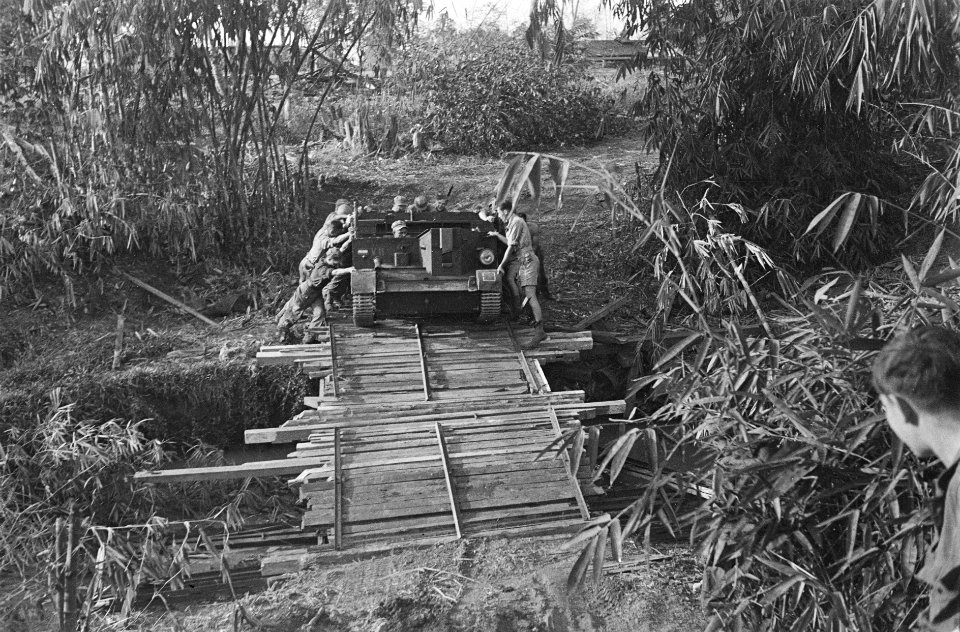 Een brencarrier wordt over een provisorische brug geduwd, Bestanddeelnr 39-5-1