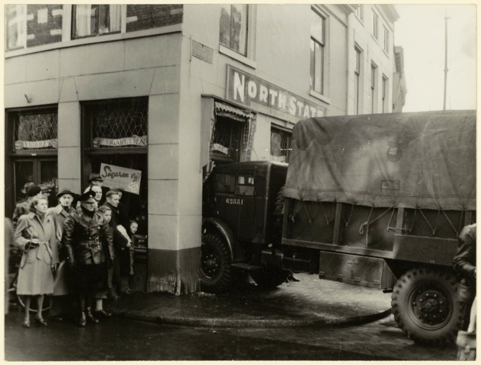 Een chauffeur van een militaire vrachtwagen reed door de pui van een sigarenwinkel op de hoek van de Gedempte Oude Gracht en de Zijlstraat. NL-HlmNHA 54033327