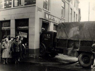 Een chauffeur van een vrachtwagen (militaire) reed op 18 maart door de pui van een sigaren winkel op de hoek van de Gedempte Oude Gracht en de Zijlstraat. Aangekocht in 1977 van fotograaf C. de Boer