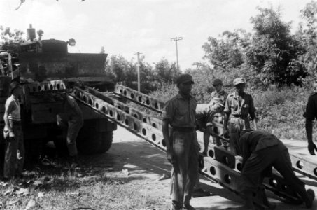 Een bulldozer staat op een oplegger, Bestanddeelnr 7292