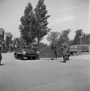 Een Britse brencarrier van de 49th West Riding Infantry Division en enkele nog …, Bestanddeelnr 900-2839