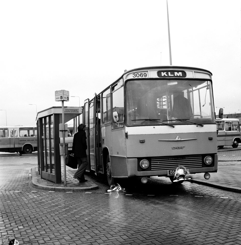 Een bus bij een halte een passagier staat op het punt in te stappen, Bestanddeelnr 926-9430