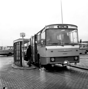 Een bus bij een halte een passagier staat op het punt in te stappen, Bestanddeelnr 926-9430
