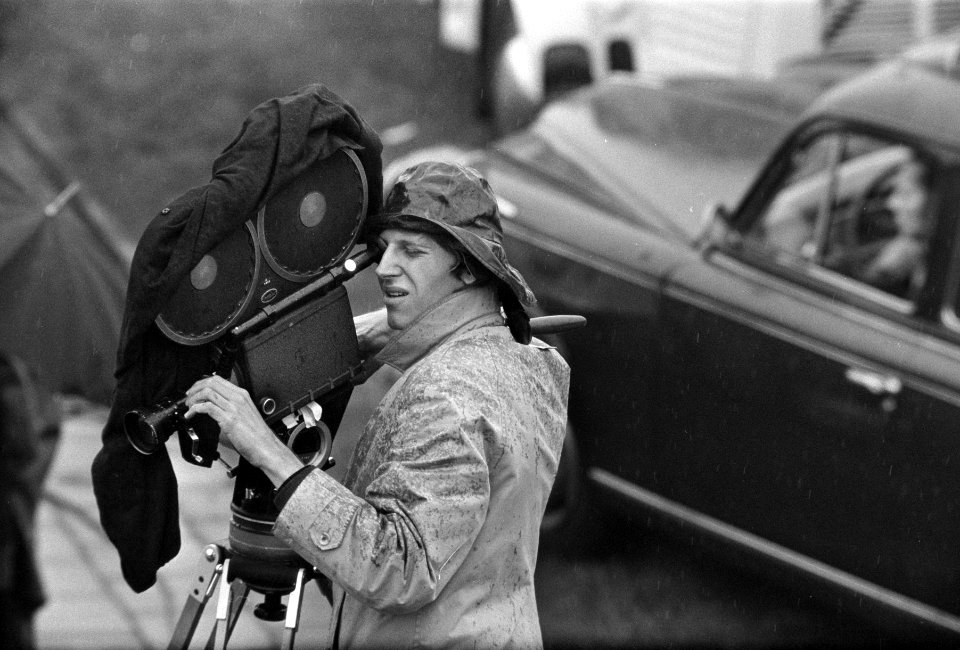 Een cameraman is bezig met het maken van opnamen, Bestanddeelnr 921-6810