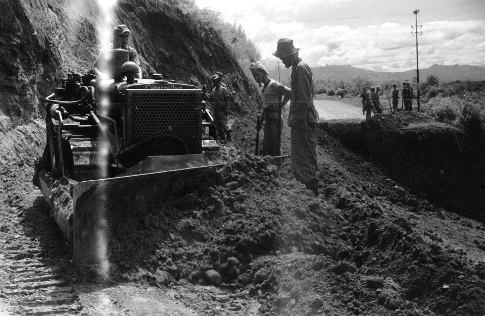 Een bulldozer bezig met het repareren van een weggedeelte, Bestanddeelnr 2740
