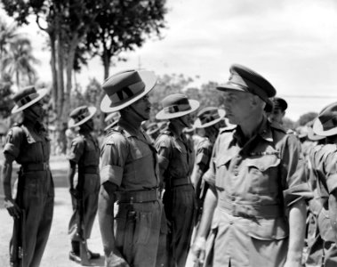 Een Britse officier (brigade-generaal Thompson) inspecteert een Gurkha eenheid, Bestanddeelnr 10496