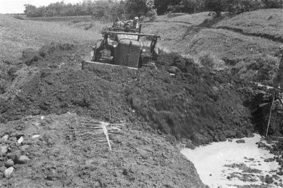 Een bulldozer aan het werk, Bestanddeelnr 477-6-3