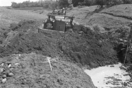 Een bulldozer aan het werk, Bestanddeelnr 477-6-3