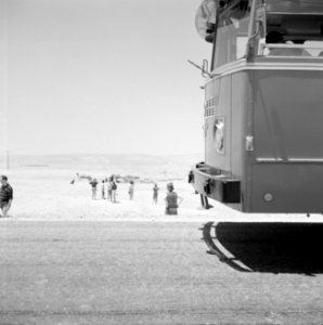 Een bus met toeristen is in de woestijn bij Beersjewa gestopt om de passagiers g, Bestanddeelnr 255-3462 photo
