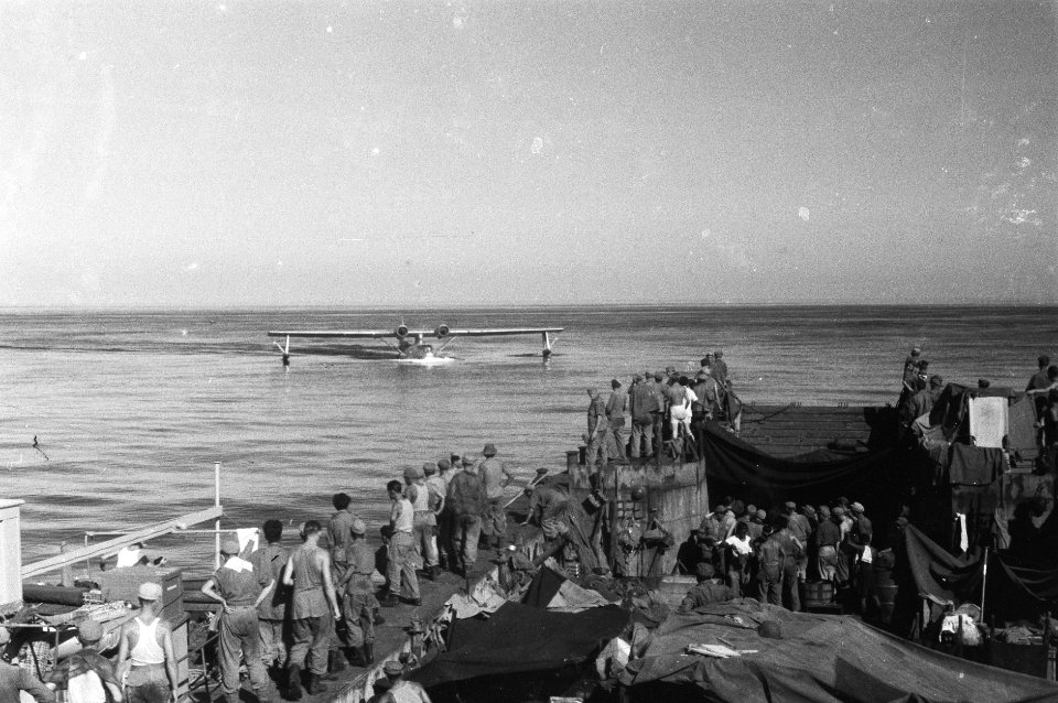 Een Catalina van de MLD strijkt neer naast de LCT's die de troepen vervoerden vo, Bestanddeelnr 2416