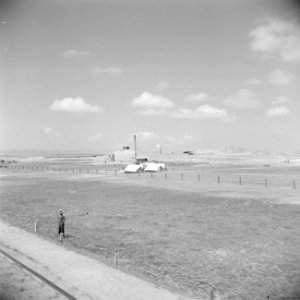 Een boorinstallatie en enkele tentenin het Jordaanse landschap, Bestanddeelnr 255-5773