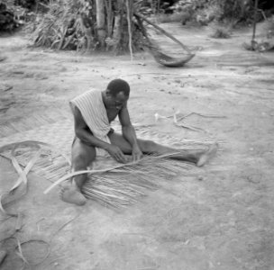 Een boslandcreool vlecht een mat in Langetabbetje in Suriname, Bestanddeelnr 252-6758