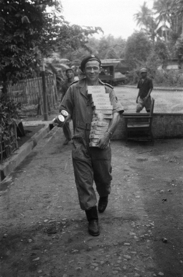Een cavalerist met blikjes en dozen, Bestanddeelnr 411-1-2
