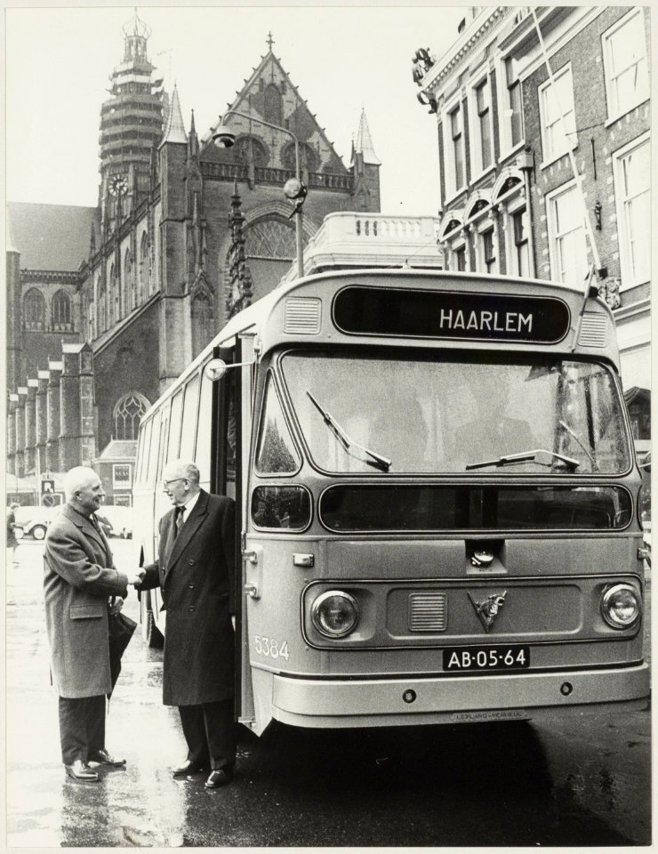 Een autobus van de N.Z.H. op de Grote Markt met links burgemeester Cremers. NL-HlmNHA 54012192