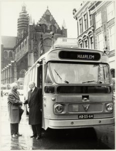 Een autobus van de N.Z.H. op de Grote Markt met links burgemeester Cremers. NL-HlmNHA 54012192