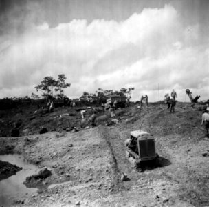 Een bulldozer op het terrein van de Surinaamse Bauxiet Maatschappij in Moengo, Bestanddeelnr 252-6618